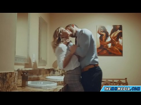 ❤️ Kad te prsata plavuša zavede u javnom zahodu Seks video na hr.sexuria-net.ru